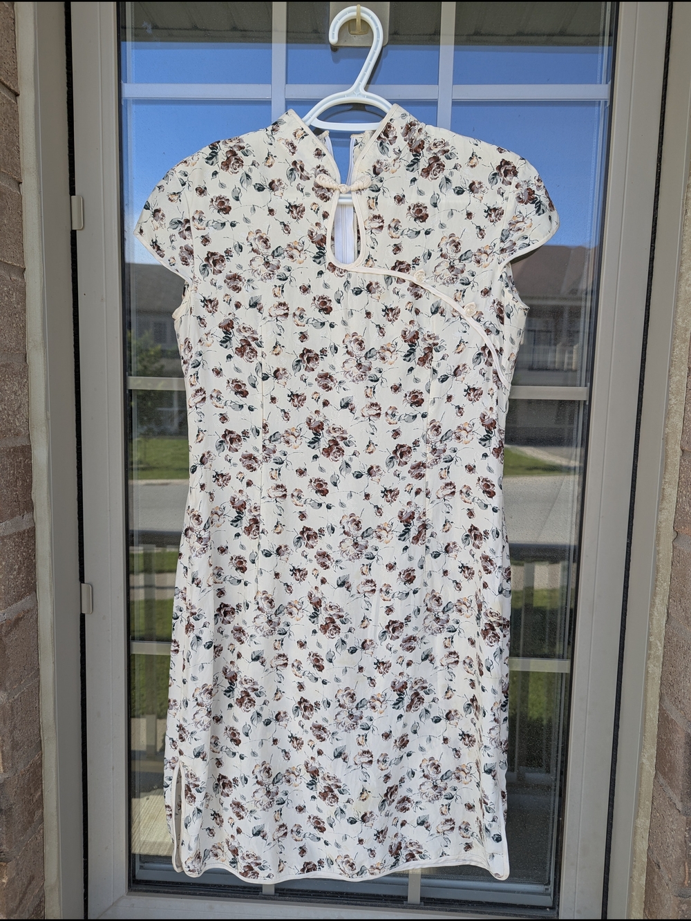 100%Silk Material ,Floral Cap-Sleeve Cheongsam Dress in Cream and Brown
